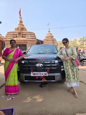 Lipi Mohapatra Instagram - Gaadi badal jate hain, par safar rukta nahi..... ❤️🧿❤️
.
.
#lipi #instagram #newmember #newcar #prathamastami #cuttackchandi #explorepage ##explore #family #vibes