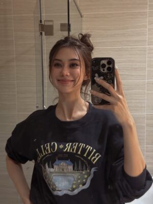Lorena Lalina Schuett Instagram - Mirror is my best friend fr😌