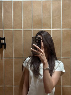 Lorena Lalina Schuett Instagram - Mirror is my best friend fr😌