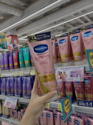 Lorena Lalina Schuett Instagram - โชว์ผิวโกลว์ใส ฉ่ำเด้งแบบใกล้ชิด ไปกับลีน่า–หมิว ✨ ด้วย Vaseline Gluta-Hya Dewy Radiance

แค่ซื้อ Vaseline Gluta-Hya สูตรใดก็ได้ ที่ Lotus’s 💚
ก็มีสิทธิ์ลุ้นเป็น 1 ใน 65 ผู้โชคดี ร่วมกิจกรรมพิเศษกับพวกเรา
ติดตามรายละเอียดได้ที่ Facebook Vaseline Thailand

รีบไปช้อปแล้วมาลุ้นกันเยอะ ๆ นะคะ 🫶🏻💖

#5วันผิวฉ่ำใสยิ่งใกล้ยิ่งโกลว์ #VaselineGlutaHya #VaselineThailand