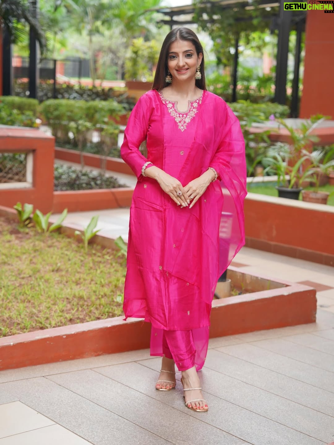 Loveleen Kaur Sasan - 27.4K Likes - ✨ Rani pink silk suit set
Festive feels meet effortless comfort.
Step into the season with timeless style & grace.