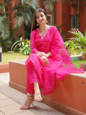 Loveleen Kaur Sasan Instagram - ✨ Rani pink silk suit set
Festive feels meet effortless comfort.
Step into the season with timeless style & grace.