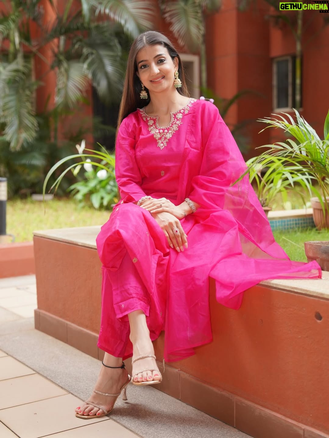 Loveleen Kaur Sasan - 27.4K Likes - ✨ Rani pink silk suit set
Festive feels meet effortless comfort.
Step into the season with timeless style & grace.