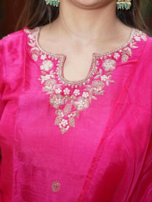 Loveleen Kaur Sasan Instagram - ✨ Rani pink silk suit set
Festive feels meet effortless comfort.
Step into the season with timeless style & grace.