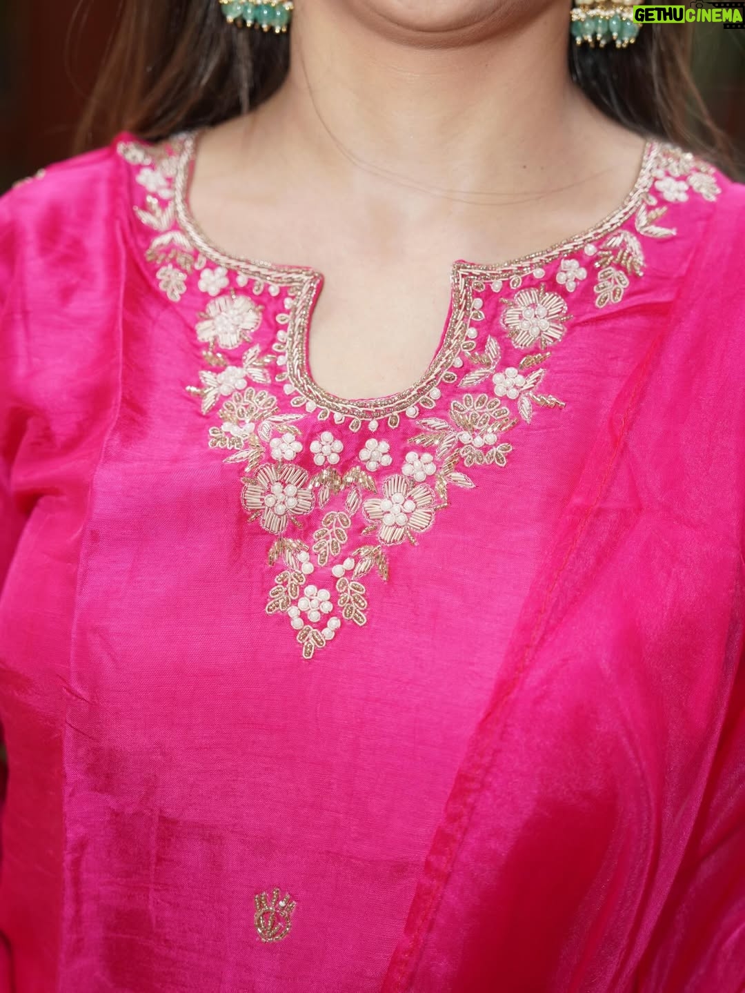 Loveleen Kaur Sasan - 27.4K Likes - ✨ Rani pink silk suit set
Festive feels meet effortless comfort.
Step into the season with timeless style & grace.