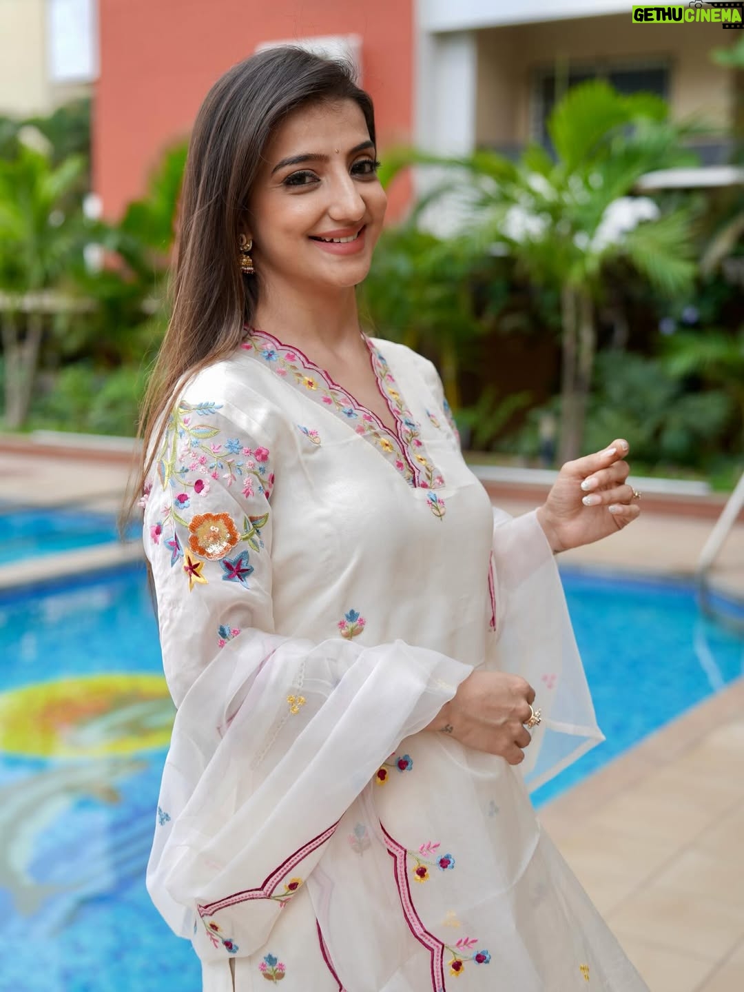 Loveleen Kaur Sasan - 32.9K Likes - Timeless white silhouettes detailed with rich, colorful embroidery and artisanal handwork patches.🤍✨
 
@parrii.inc 🤍✨