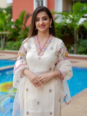 Loveleen Kaur Sasan Instagram - Timeless white silhouettes detailed with rich, colorful embroidery and artisanal handwork patches.🤍✨
 
@parrii.inc 🤍✨