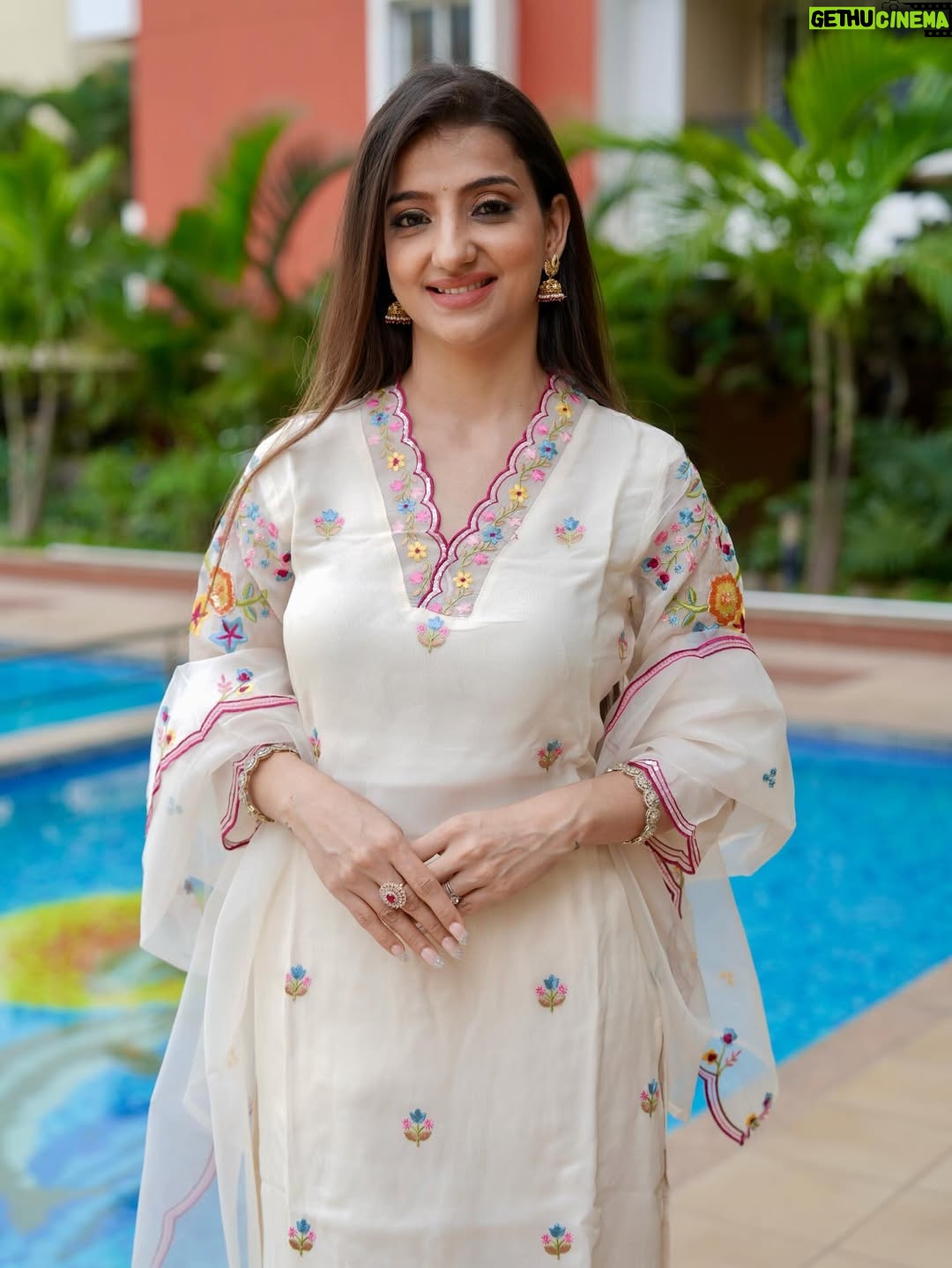 Loveleen Kaur Sasan - 32.9K Likes - Timeless white silhouettes detailed with rich, colorful embroidery and artisanal handwork patches.🤍✨
 
@parrii.inc 🤍✨