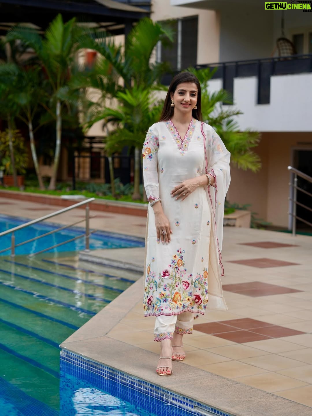 Loveleen Kaur Sasan - 32.9K Likes - Timeless white silhouettes detailed with rich, colorful embroidery and artisanal handwork patches.🤍✨
 
@parrii.inc 🤍✨