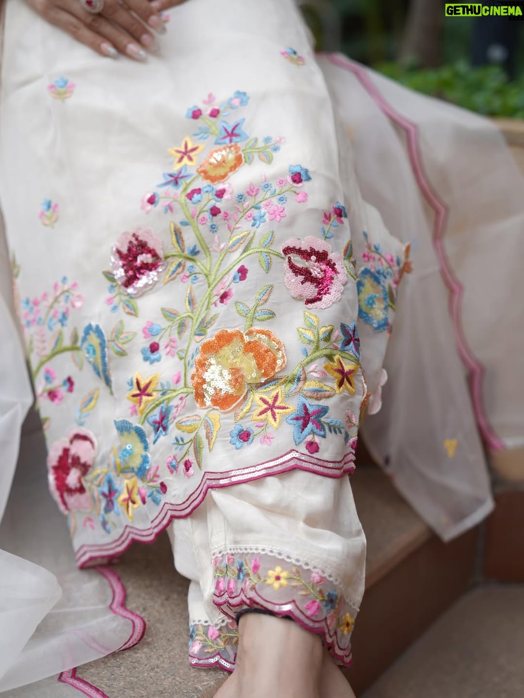 Loveleen Kaur Sasan - 32.9K Likes - Timeless white silhouettes detailed with rich, colorful embroidery and artisanal handwork patches.🤍✨
 
@parrii.inc 🤍✨
