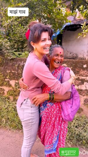 Madhavi Nimkar Instagram - ही आमची अरुणा मामी .. माझा जन्म झाला तेव्हा माझी आणि माझा आईची मना पासून सेवा  करणारी माझी अरुणा मामी .. जेव्हा जेव्हा तिला भेटते .. तेव्हा परत सगळ्या आठवणी जाग्या होतात .. आणि नेहमी तिचे आभार मानावेसे वाटतात .. अशी लोकं आपल्या आयुष्यात किती महत्वाची असतात ना? जेव्हा जेव्हा भेटतात तेव्हा तेव्हा खूप आनंद देऊन जातात .. 😊
.
.
#kokan #mybirthplace #guhagar ❤️#memories #love