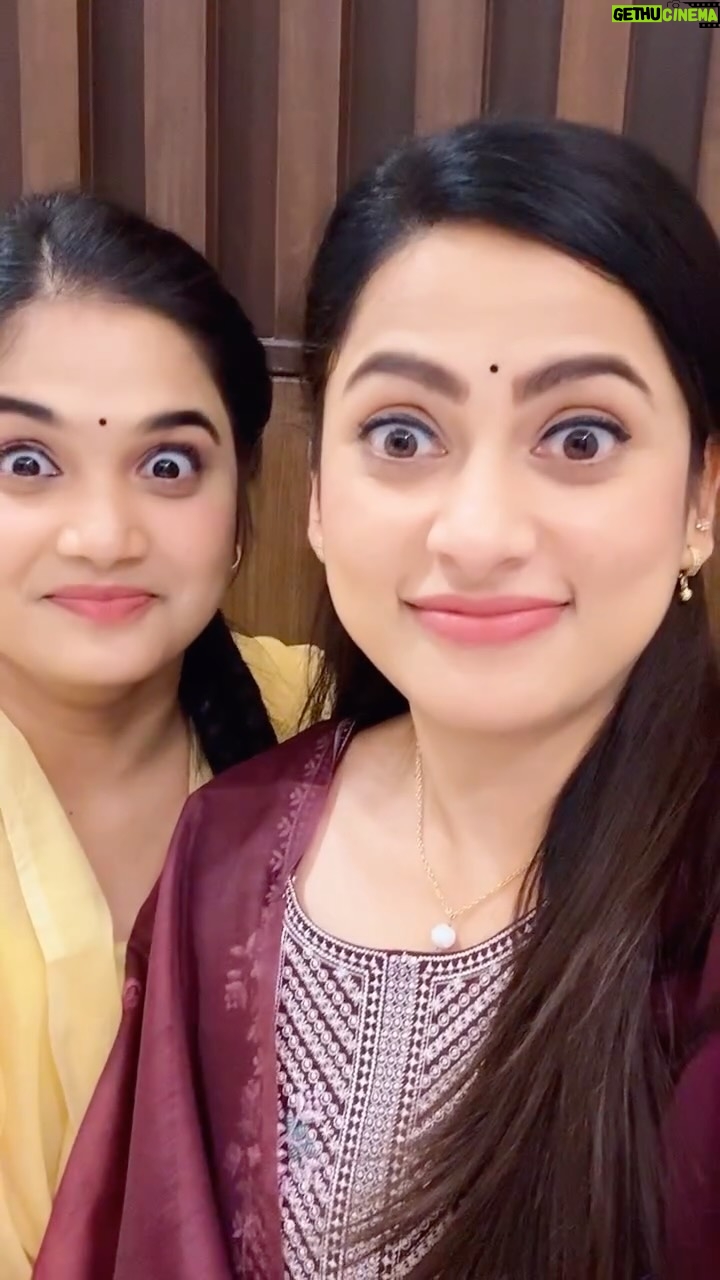 Madhumitha H - 73.9K Likes - When 2 foodies meet 😅😂 

#foodies #ayyanarthunai