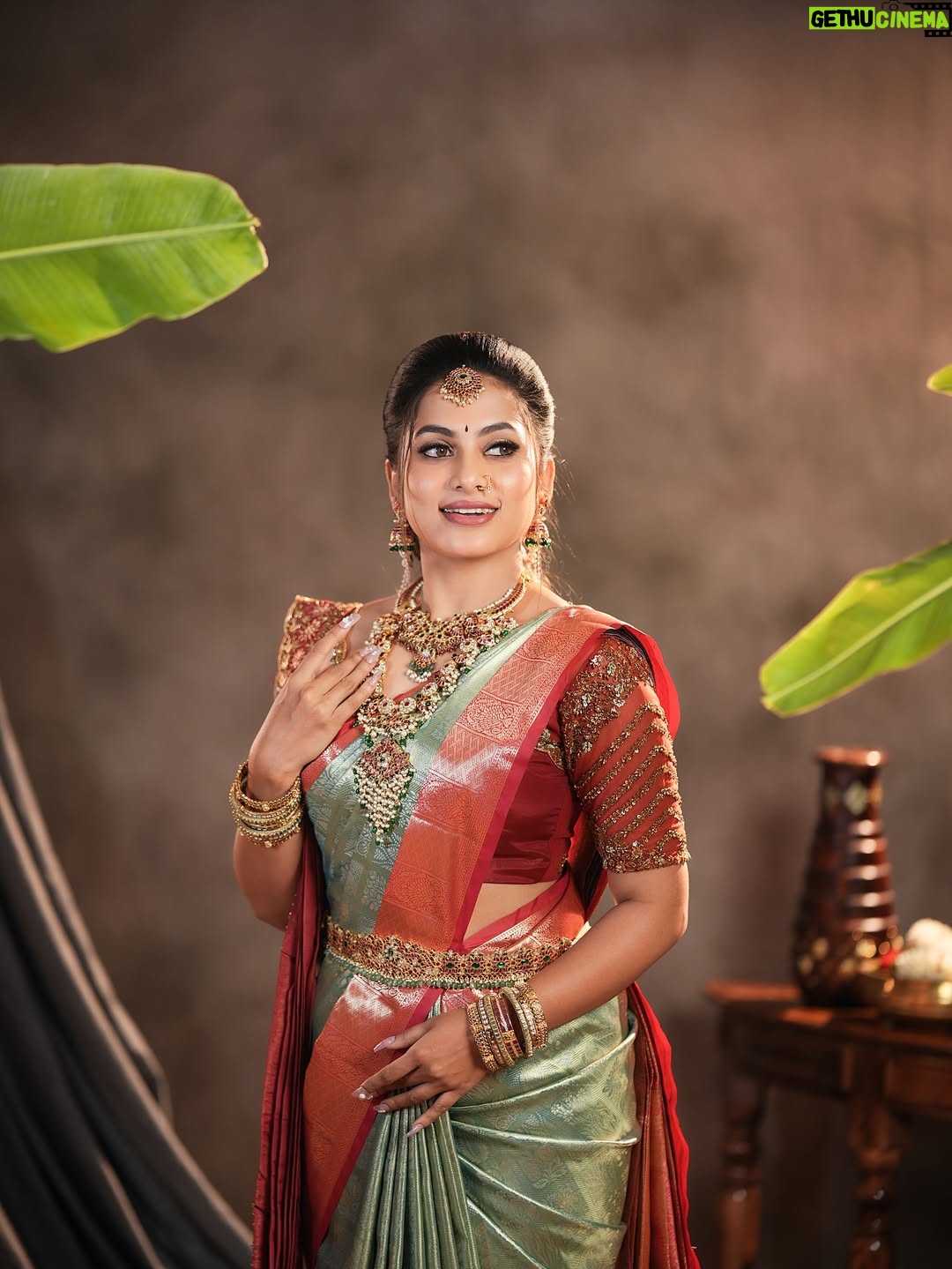 Madhumitha H - 69K Likes - Wishing everyone a very Happy Pongal, Happy Makar Sankranti, and Happy Sankranti 🌾🌞
May this harvest season bring joy, gratitude, prosperity, and positive beginnings to all ✨🤍

Makeup - @makeover_by_miga 
Jewellery- @chennai_jazz 
Hairdo- @sai_priya_hairstylist 
Blouse - @niga_designers 
Drapping - @mettilda_sareedraping 
Flowers - @dj_flowers_garlands 

#happysankranti #happypongal #festival #celebrations