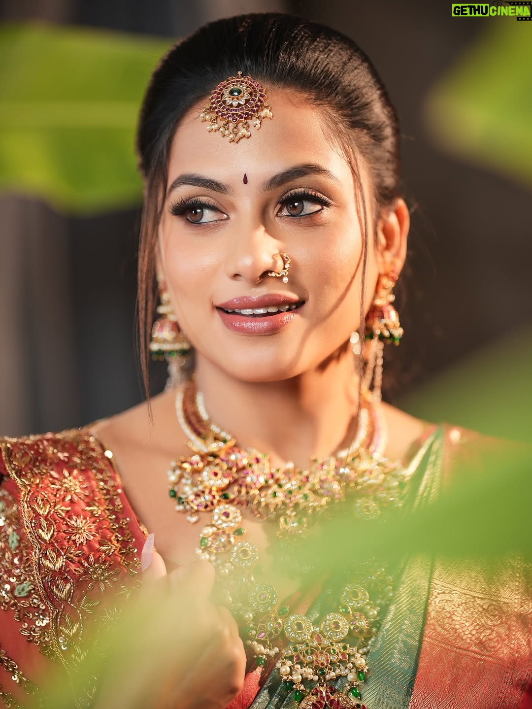 Madhumitha H - 69K Likes - Wishing everyone a very Happy Pongal, Happy Makar Sankranti, and Happy Sankranti 🌾🌞
May this harvest season bring joy, gratitude, prosperity, and positive beginnings to all ✨🤍

Makeup - @makeover_by_miga 
Jewellery- @chennai_jazz 
Hairdo- @sai_priya_hairstylist 
Blouse - @niga_designers 
Drapping - @mettilda_sareedraping 
Flowers - @dj_flowers_garlands 

#happysankranti #happypongal #festival #celebrations