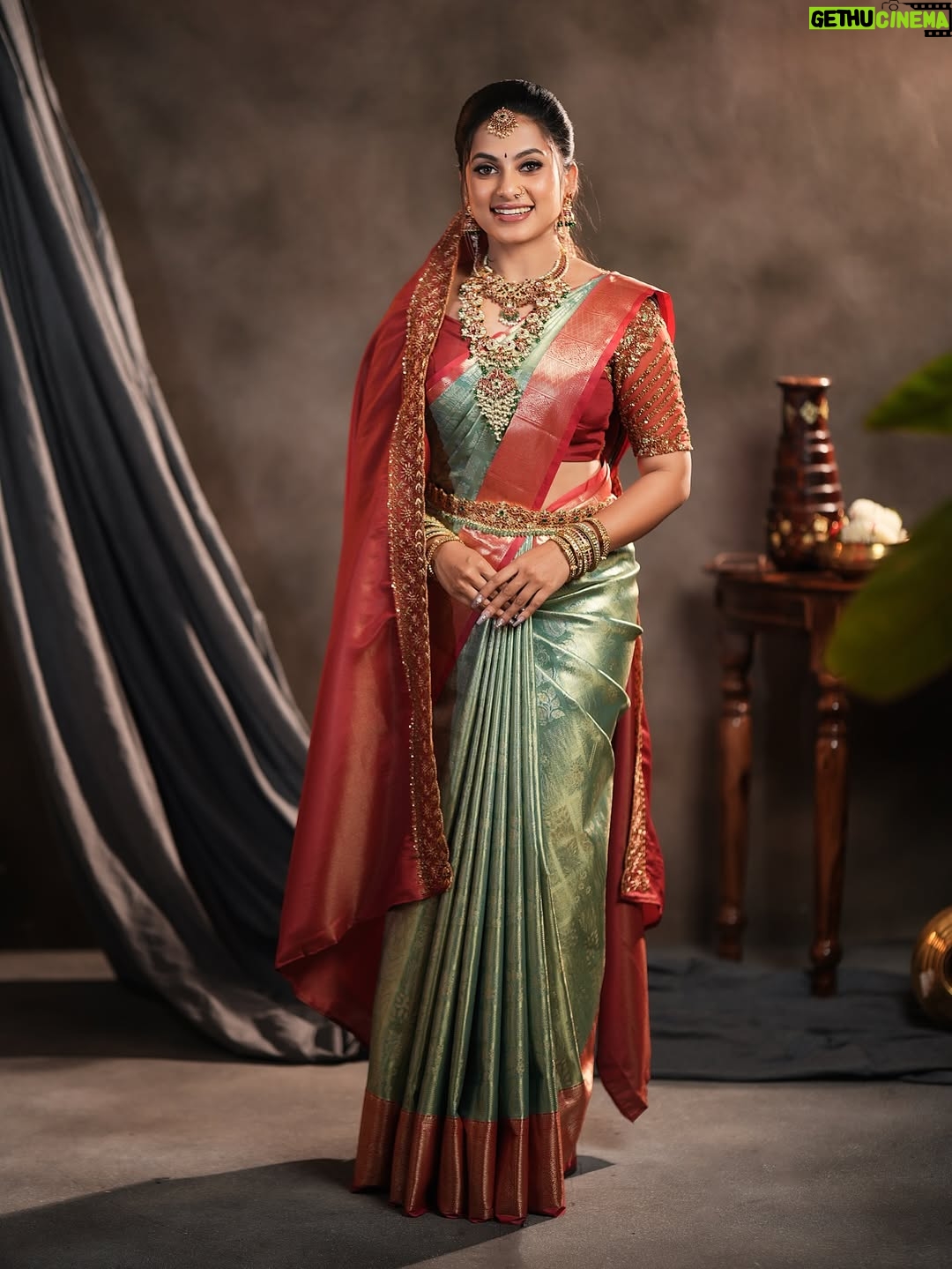 Madhumitha H - 69K Likes - Wishing everyone a very Happy Pongal, Happy Makar Sankranti, and Happy Sankranti 🌾🌞
May this harvest season bring joy, gratitude, prosperity, and positive beginnings to all ✨🤍

Makeup - @makeover_by_miga 
Jewellery- @chennai_jazz 
Hairdo- @sai_priya_hairstylist 
Blouse - @niga_designers 
Drapping - @mettilda_sareedraping 
Flowers - @dj_flowers_garlands 

#happysankranti #happypongal #festival #celebrations