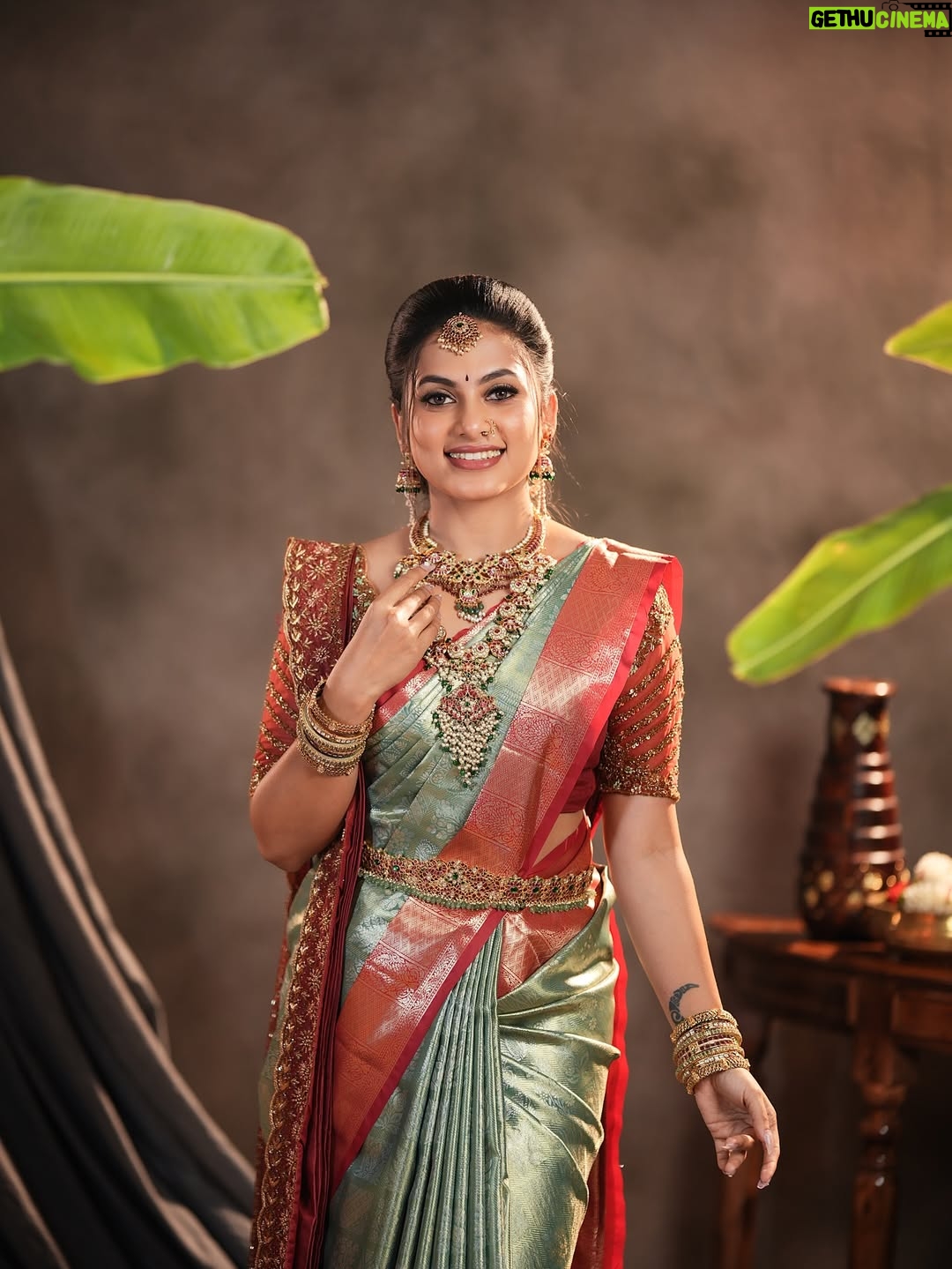 Madhumitha H - 69K Likes - Wishing everyone a very Happy Pongal, Happy Makar Sankranti, and Happy Sankranti 🌾🌞
May this harvest season bring joy, gratitude, prosperity, and positive beginnings to all ✨🤍

Makeup - @makeover_by_miga 
Jewellery- @chennai_jazz 
Hairdo- @sai_priya_hairstylist 
Blouse - @niga_designers 
Drapping - @mettilda_sareedraping 
Flowers - @dj_flowers_garlands 

#happysankranti #happypongal #festival #celebrations