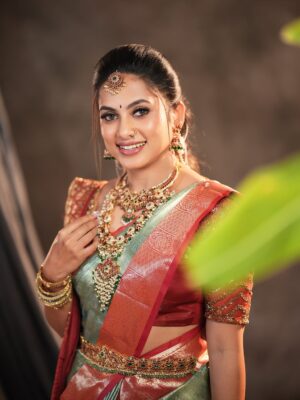 Madhumitha H Instagram - Wishing everyone a very Happy Pongal, Happy Makar Sankranti, and Happy Sankranti 🌾🌞
May this harvest season bring joy, gratitude, prosperity, and positive beginnings to all ✨🤍

Makeup - @makeover_by_miga 
Jewellery- @chennai_jazz 
Hairdo- @sai_priya_hairstylist 
Blouse - @niga_designers 
Drapping - @mettilda_sareedraping 
Flowers - @dj_flowers_garlands 

#happysankranti #happypongal #festival #celebrations