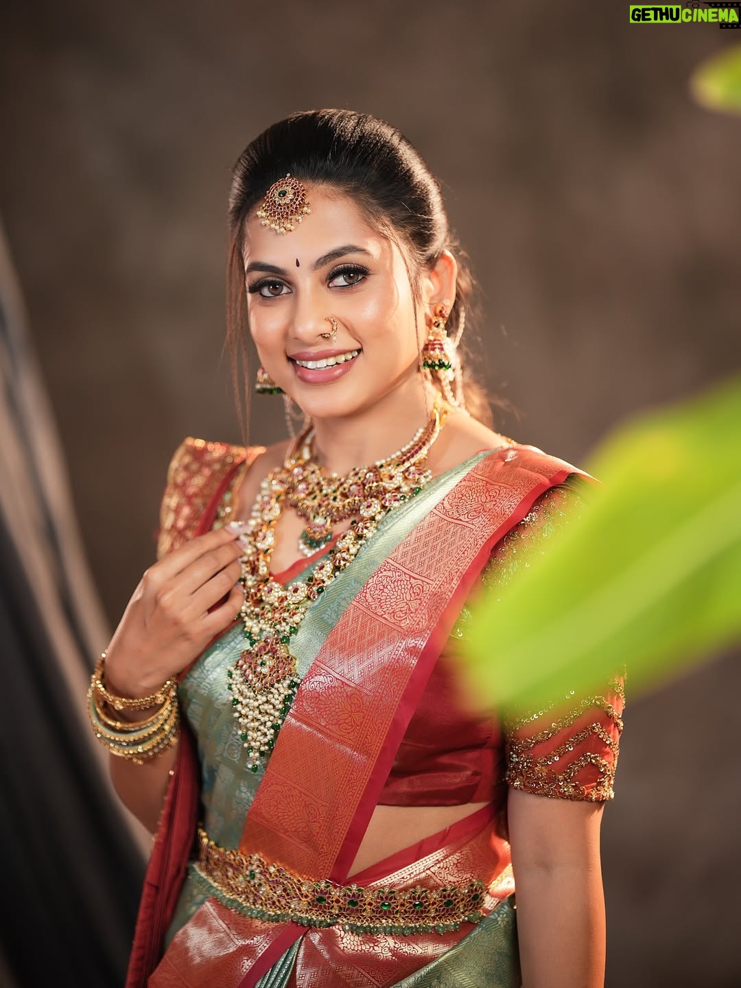 Madhumitha H - 69K Likes - Wishing everyone a very Happy Pongal, Happy Makar Sankranti, and Happy Sankranti 🌾🌞
May this harvest season bring joy, gratitude, prosperity, and positive beginnings to all ✨🤍

Makeup - @makeover_by_miga 
Jewellery- @chennai_jazz 
Hairdo- @sai_priya_hairstylist 
Blouse - @niga_designers 
Drapping - @mettilda_sareedraping 
Flowers - @dj_flowers_garlands 

#happysankranti #happypongal #festival #celebrations