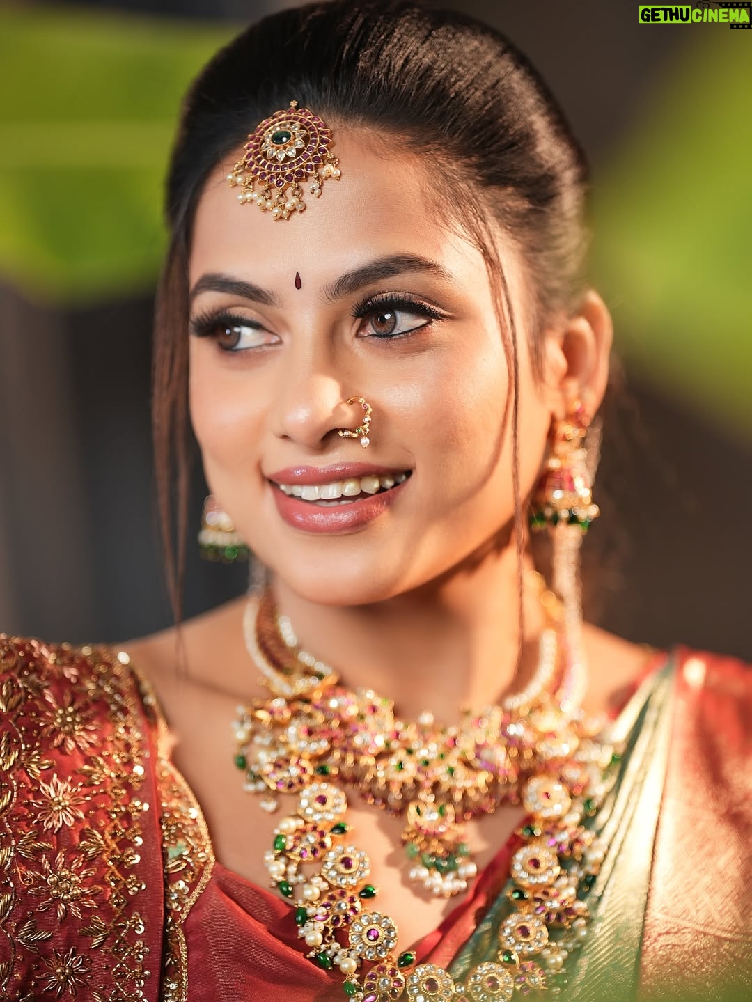 Madhumitha H - 69K Likes - Wishing everyone a very Happy Pongal, Happy Makar Sankranti, and Happy Sankranti 🌾🌞
May this harvest season bring joy, gratitude, prosperity, and positive beginnings to all ✨🤍

Makeup - @makeover_by_miga 
Jewellery- @chennai_jazz 
Hairdo- @sai_priya_hairstylist 
Blouse - @niga_designers 
Drapping - @mettilda_sareedraping 
Flowers - @dj_flowers_garlands 

#happysankranti #happypongal #festival #celebrations
