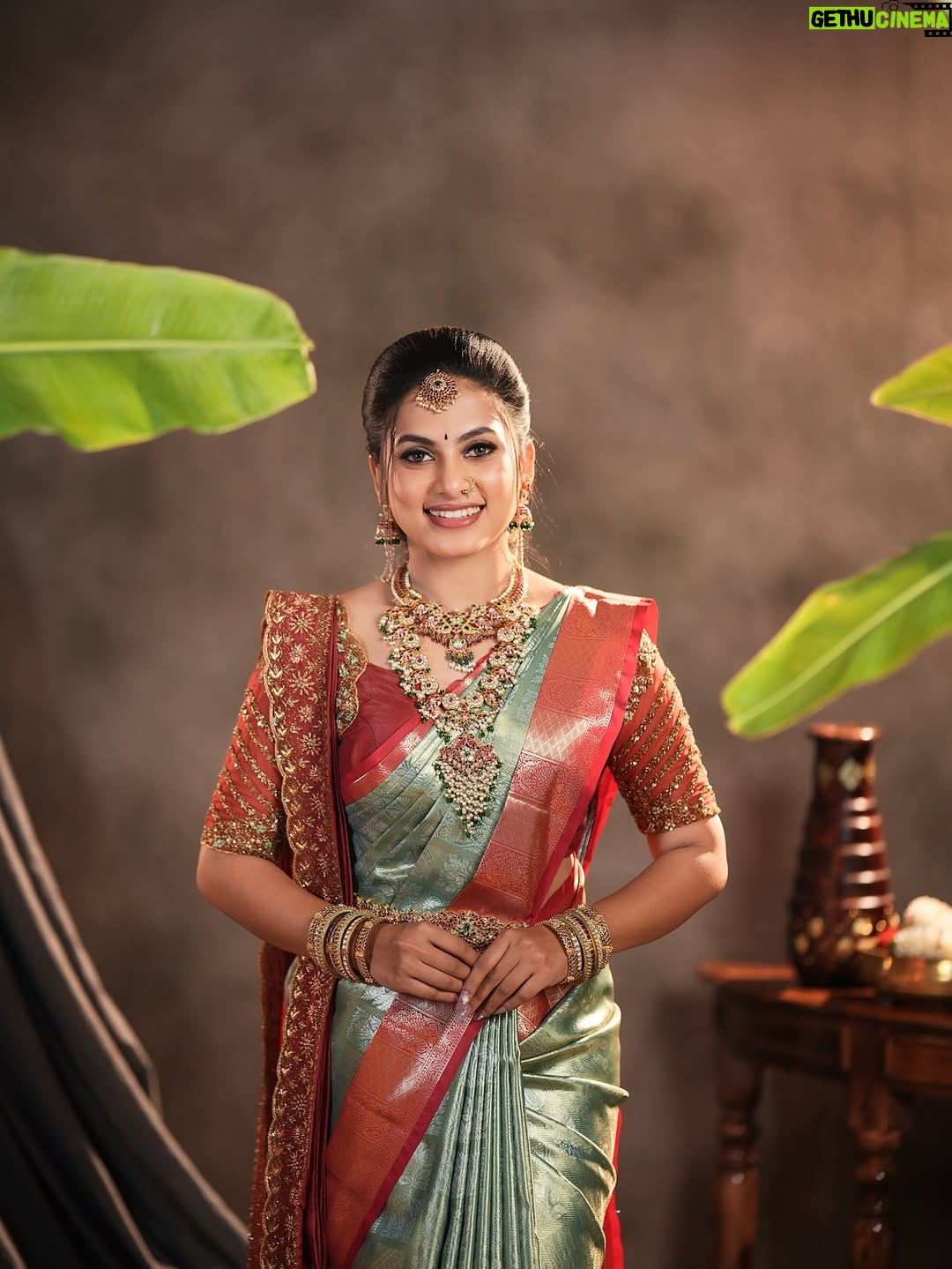 Madhumitha H - 69K Likes - Wishing everyone a very Happy Pongal, Happy Makar Sankranti, and Happy Sankranti 🌾🌞
May this harvest season bring joy, gratitude, prosperity, and positive beginnings to all ✨🤍

Makeup - @makeover_by_miga 
Jewellery- @chennai_jazz 
Hairdo- @sai_priya_hairstylist 
Blouse - @niga_designers 
Drapping - @mettilda_sareedraping 
Flowers - @dj_flowers_garlands 

#happysankranti #happypongal #festival #celebrations