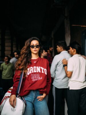 Madhurima Roy Instagram - Centre of attention wasn’t optional 😎

…
Captured in crowd @bharat_rawail