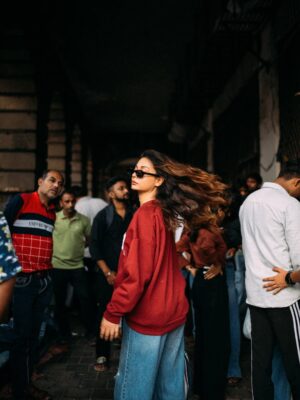 Madhurima Roy Instagram - Centre of attention wasn’t optional 😎

…
Captured in crowd @bharat_rawail