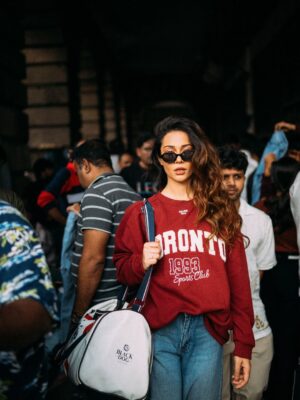 Madhurima Roy Instagram - Centre of attention wasn’t optional 😎

…
Captured in crowd @bharat_rawail