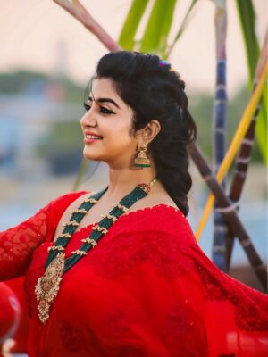 Mahalakshmi Shankar Instagram - Let the Pongal pot overflow with joy, peace, and success 🌞
Iniya Pongal Nalvaazhthukkal!🌄
Captured by @shiva_anand_makeup_artist 
Jewellery by @new_ideas_fashions 

#pongal