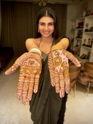 Malti Chahar Instagram - My limited-edition personality! 🥰
How is my mehndi??

P.S.- who remembers this saree? 

🎥- @deepak_chahar9 

#mehndi #fun #cousinswedding
