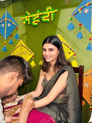 Malti Chahar Instagram - My limited-edition personality! 🥰
How is my mehndi??

P.S.- who remembers this saree? 

🎥- @deepak_chahar9 

#mehndi #fun #cousinswedding