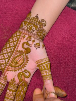 Malti Chahar Instagram - My limited-edition personality! 🥰
How is my mehndi??
P.S.- who remembers this saree?
🎥- @deepak_chahar9
#mehndi #fun #cousinswedding