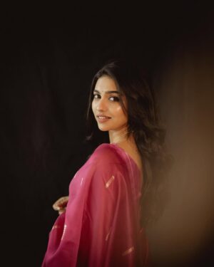 Mamitha Baiju Instagram - Wrapped in pink🌺
.
.
Styling @styyledbyjoe @joe_elize_joy
Photography @merin__georg
Muah @laxmi_saneesh
Saree @itiha.india
Jewellery @zilmor_jewels
Styling team @_itsabssss.x_@ruth.antony____ @sonaaree_