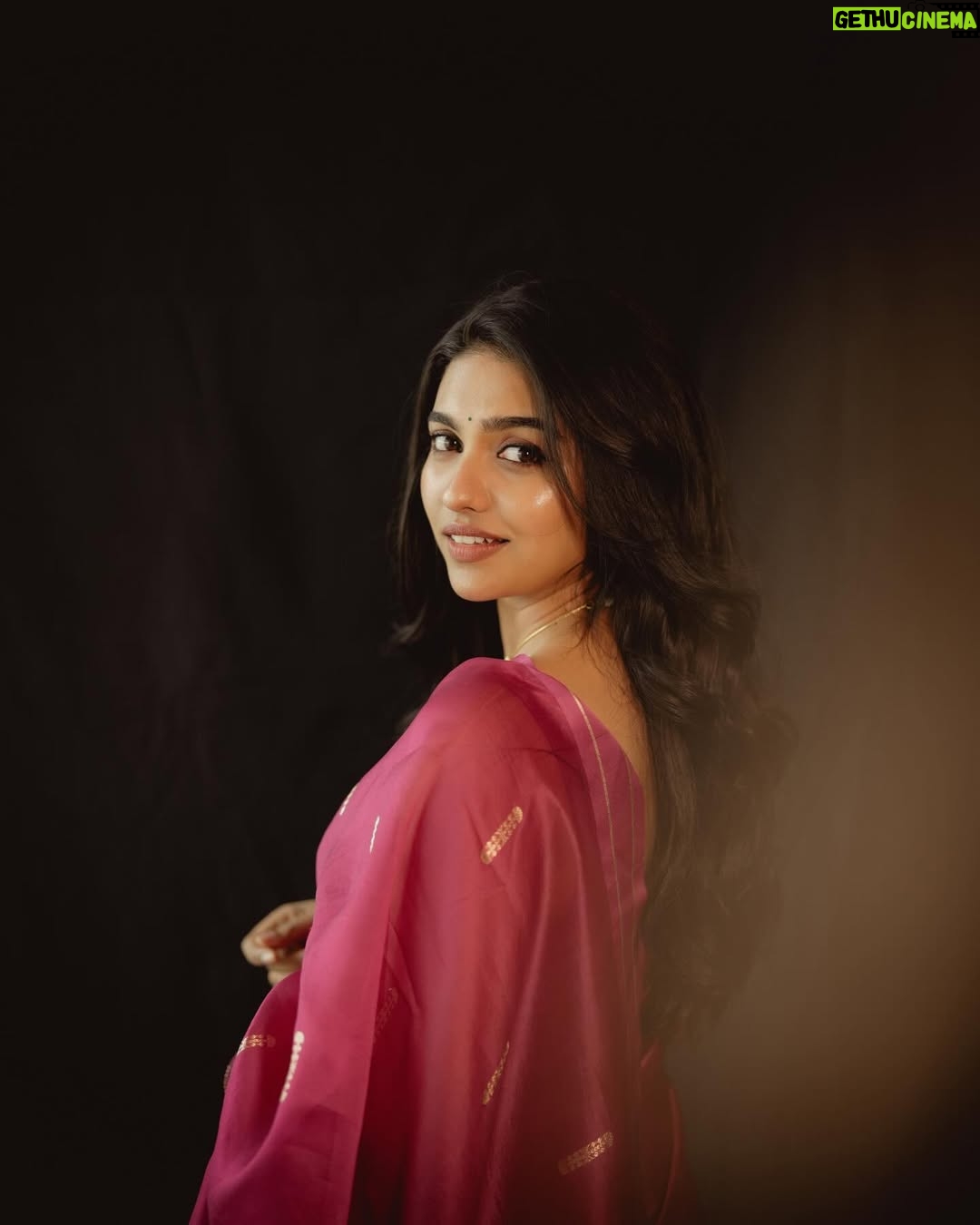Mamitha Baiju - 1.7 Million Likes - Wrapped in pink🌺
.
.
Styling @styyledbyjoe @joe_elize_joy
Photography @merin__georg
Muah @laxmi_saneesh
Saree @itiha.india
Jewellery @zilmor_jewels
Styling team @_itsabssss.x_@ruth.antony____ @sonaaree_