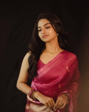 Mamitha Baiju Instagram - Wrapped in pink🌺
.
.
Styling @styyledbyjoe @joe_elize_joy
Photography @merin__georg
Muah @laxmi_saneesh
Saree @itiha.india
Jewellery @zilmor_jewels
Styling team @_itsabssss.x_@ruth.antony____ @sonaaree_