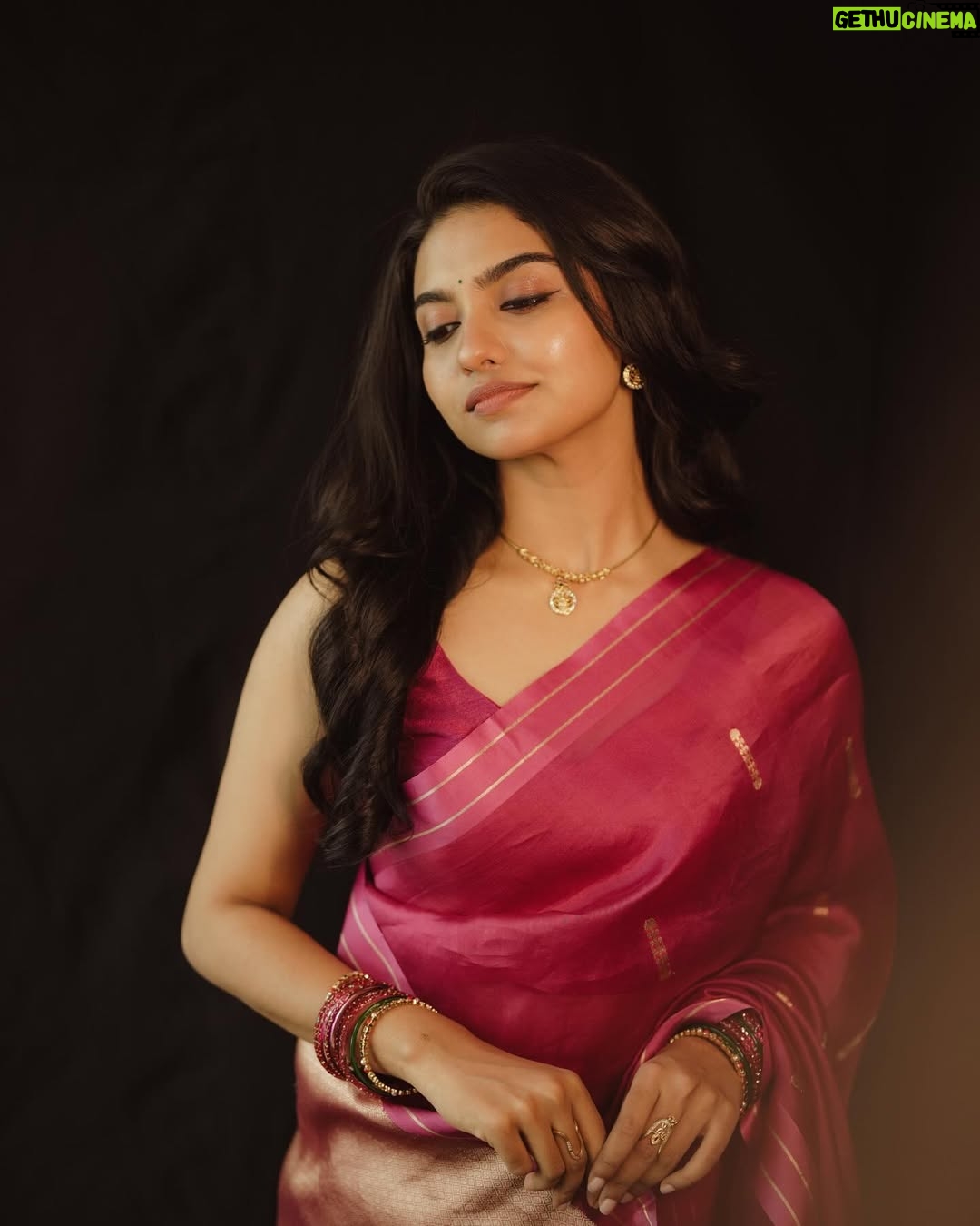 Mamitha Baiju - 1.7 Million Likes - Wrapped in pink🌺
.
.
Styling @styyledbyjoe @joe_elize_joy
Photography @merin__georg
Muah @laxmi_saneesh
Saree @itiha.india
Jewellery @zilmor_jewels
Styling team @_itsabssss.x_@ruth.antony____ @sonaaree_