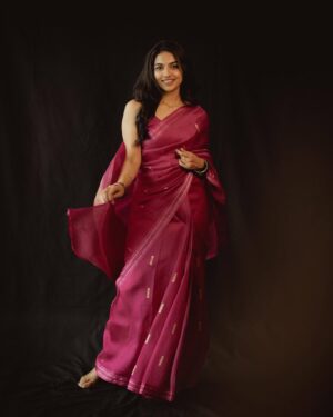 Mamitha Baiju Instagram - Wrapped in pink🌺
.
.
Styling @styyledbyjoe @joe_elize_joy
Photography @merin__georg
Muah @laxmi_saneesh
Saree @itiha.india
Jewellery @zilmor_jewels
Styling team @_itsabssss.x_@ruth.antony____ @sonaaree_