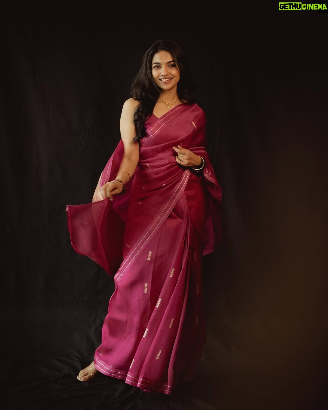 Mamitha Baiju - 1.7 Million Likes - Wrapped in pink🌺
.
.
Styling @styyledbyjoe @joe_elize_joy
Photography @merin__georg
Muah @laxmi_saneesh
Saree @itiha.india
Jewellery @zilmor_jewels
Styling team @_itsabssss.x_@ruth.antony____ @sonaaree_
