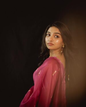 Mamitha Baiju Instagram - Wrapped in pink🌺
.
.
Styling @styyledbyjoe @joe_elize_joy
Photography @merin__georg
Muah @laxmi_saneesh
Saree @itiha.india
Jewellery @zilmor_jewels
Styling team @_itsabssss.x_@ruth.antony____ @sonaaree_