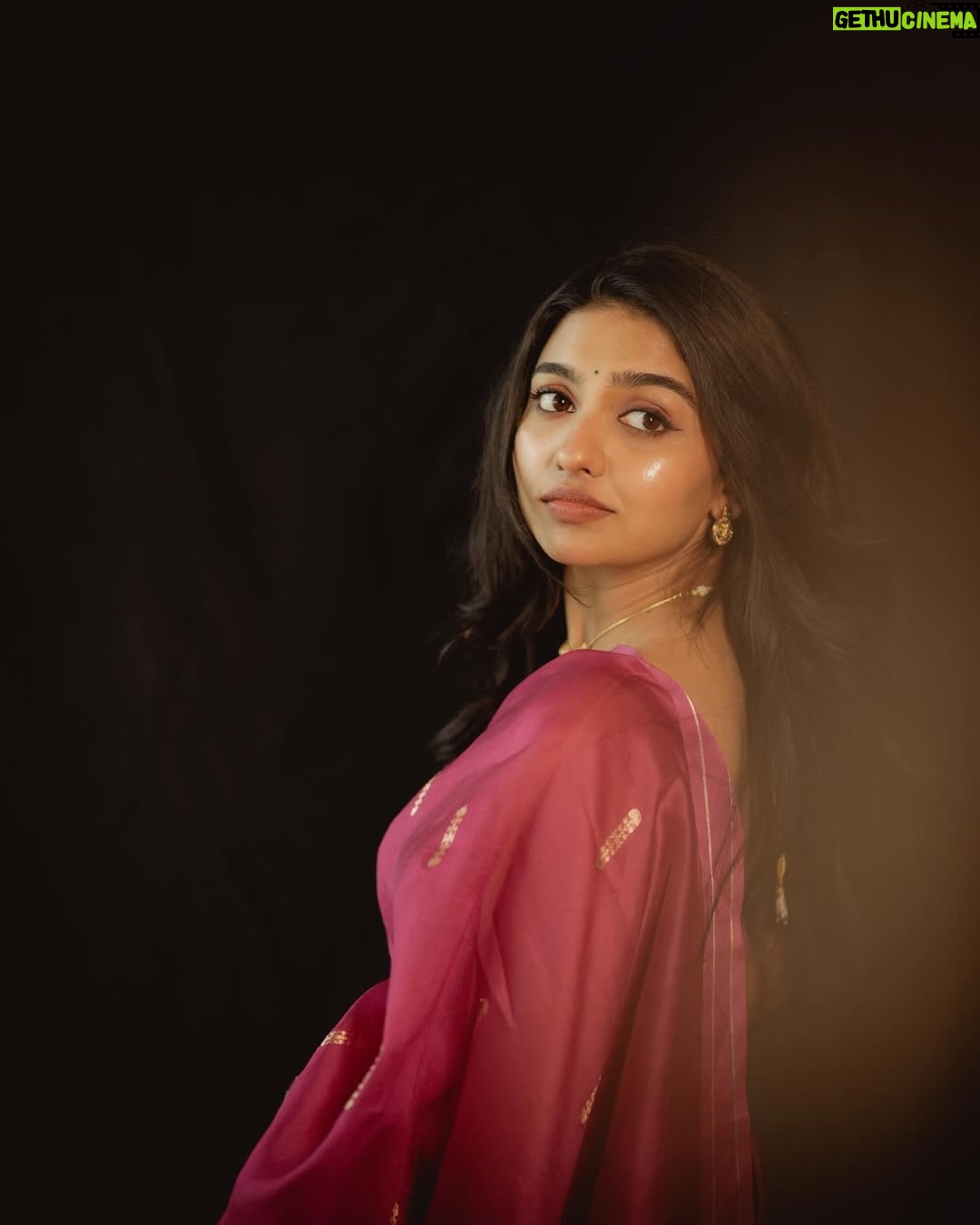 Mamitha Baiju - 1.7 Million Likes - Wrapped in pink🌺
.
.
Styling @styyledbyjoe @joe_elize_joy
Photography @merin__georg
Muah @laxmi_saneesh
Saree @itiha.india
Jewellery @zilmor_jewels
Styling team @_itsabssss.x_@ruth.antony____ @sonaaree_