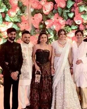 Manasi Parekh Instagram - Dream Work = Team Work 
લાલા ની લીલા અપરંપાર…  #100crore #history