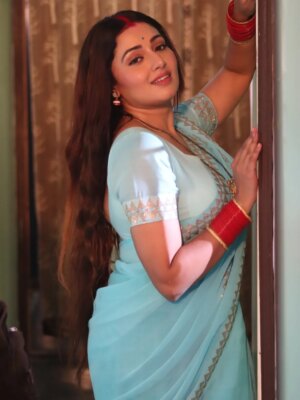 Mani Bhattacharya Instagram - Cheez Badi💕🧿
#actresslife #actress #actresshot #hindisongs #trending #manibhattacharya #blue #sareelove #manibhattachariya #bongbeauties #bonggirl