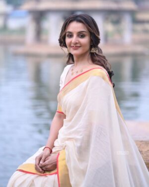 Manju Warrier Instagram - ❤️

@vijilsmakeover @styled_by_lichiee @vibeads_photography @bineeshchandra