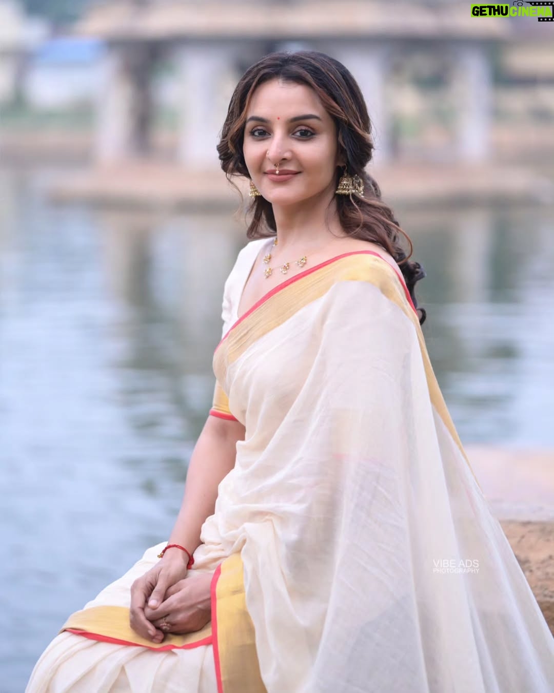 Manju Warrier - 745.4K Likes - ❤️

@vijilsmakeover @styled_by_lichiee @vibeads_photography @bineeshchandra