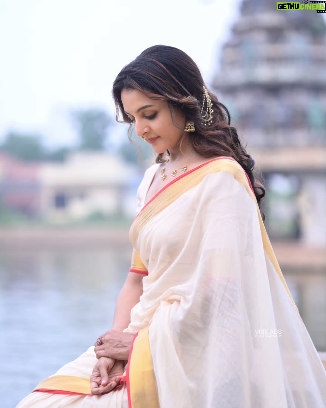 Manju Warrier - 745.4K Likes - ❤️

@vijilsmakeover @styled_by_lichiee @vibeads_photography @bineeshchandra