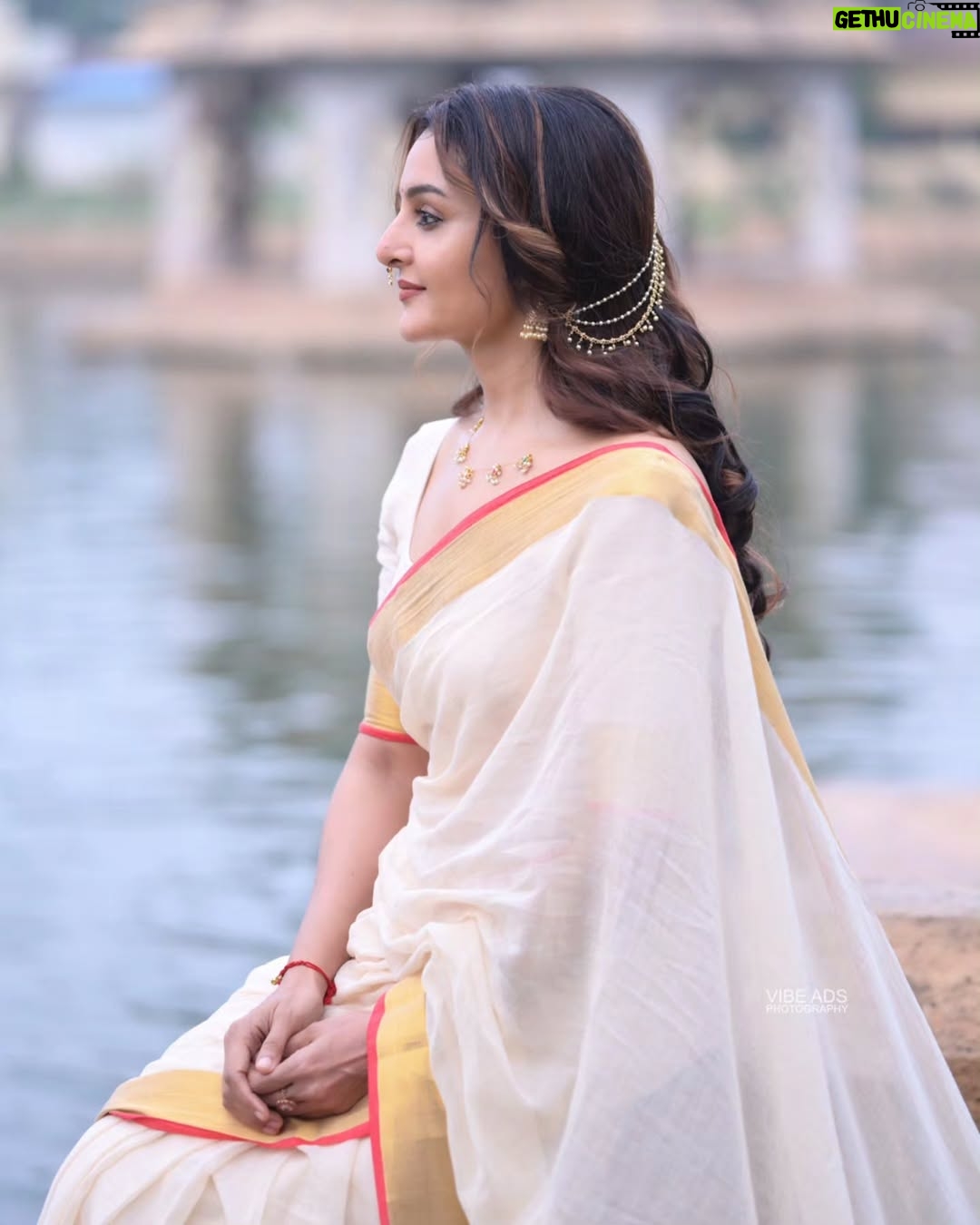 Manju Warrier - 745.4K Likes - ❤️

@vijilsmakeover @styled_by_lichiee @vibeads_photography @bineeshchandra