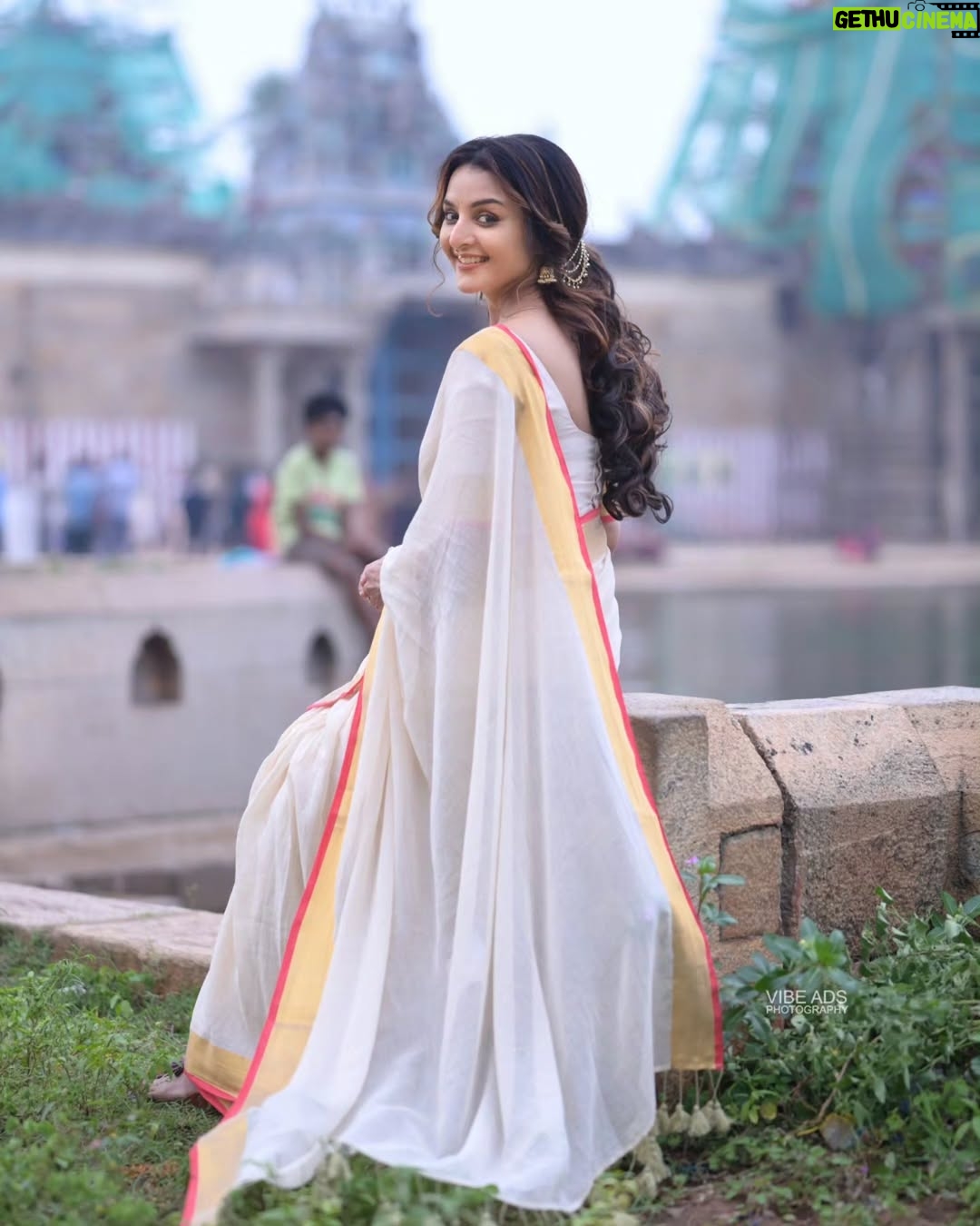 Manju Warrier - 745.4K Likes - ❤️

@vijilsmakeover @styled_by_lichiee @vibeads_photography @bineeshchandra
