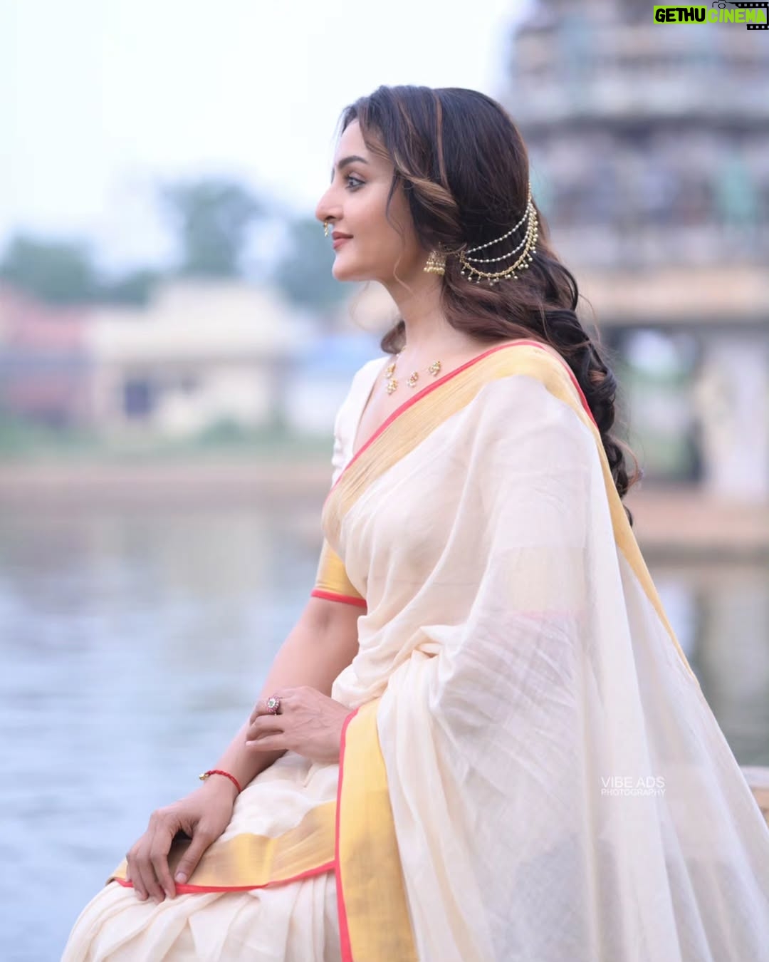 Manju Warrier - 745.4K Likes - ❤️

@vijilsmakeover @styled_by_lichiee @vibeads_photography @bineeshchandra
