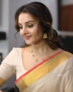 Manju Warrier Instagram - ❤️

@vijilsmakeover @styled_by_lichiee @vibeads_photography @bineeshchandra