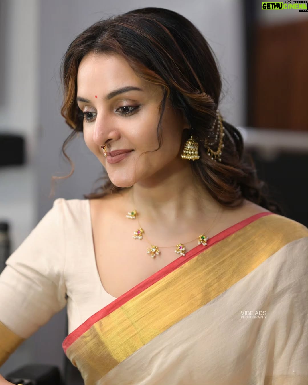 Manju Warrier - 745.4K Likes - ❤️

@vijilsmakeover @styled_by_lichiee @vibeads_photography @bineeshchandra