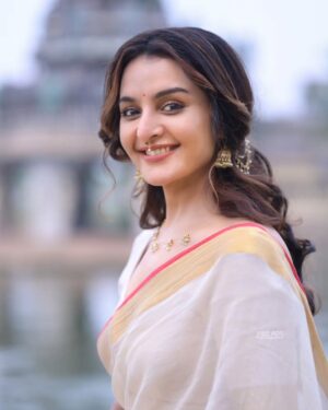 Manju Warrier Instagram - ❤️

@vijilsmakeover @styled_by_lichiee @vibeads_photography @bineeshchandra